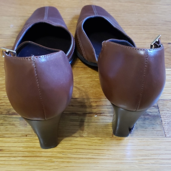 Etienne Aigner Heels Size 8M - Picture 3 of 5